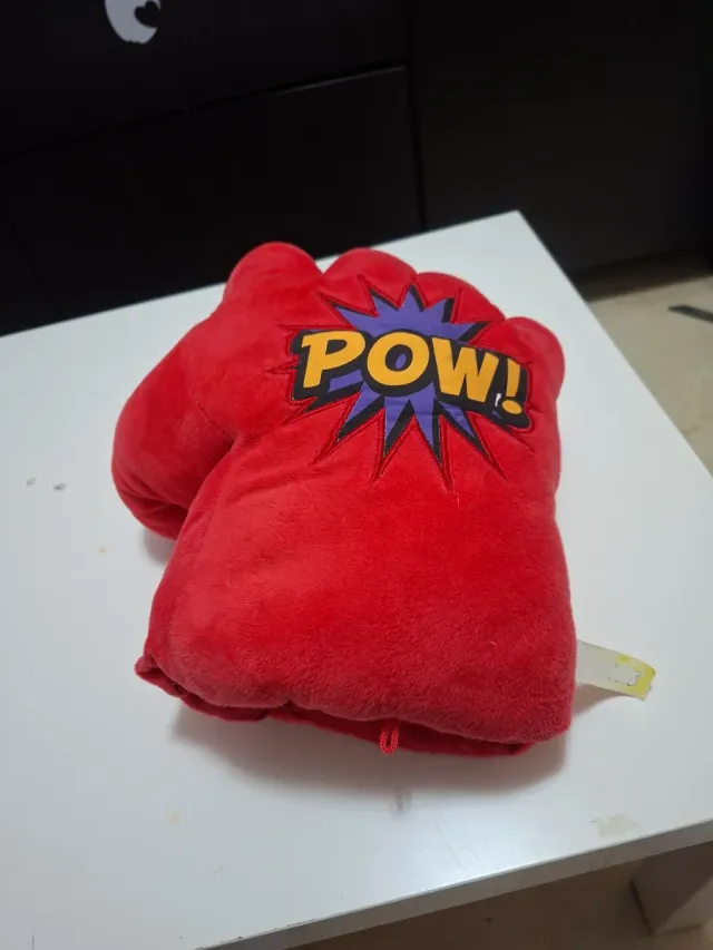 Guante de peluche rojo con POW!