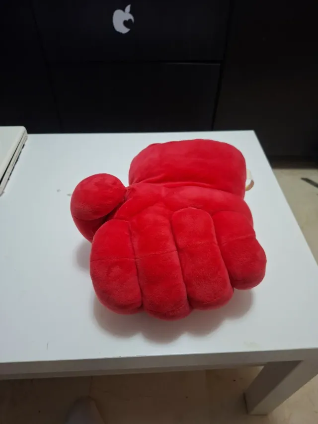 Guante de peluche rojo con POW!