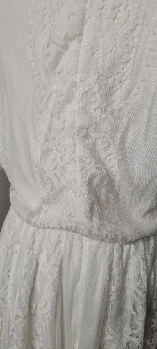 Vestido blanco con blonda