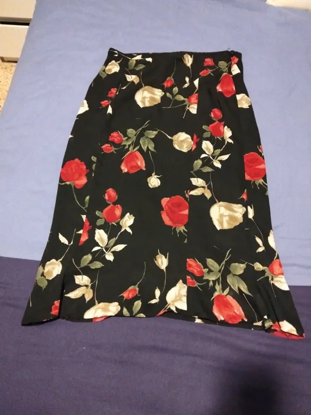 Falda floral negra talla 44