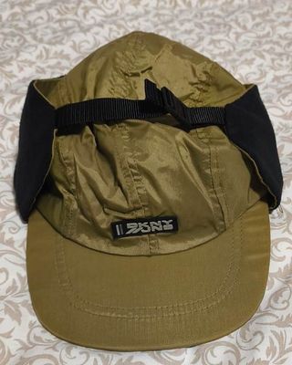 Gorra DKNY con orejeras