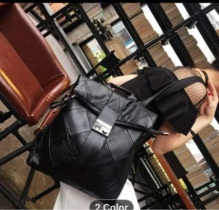 Mochila efecto piel negra