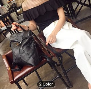 Mochila efecto piel negra