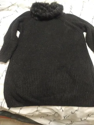 Jersey negro cuello alto peludo