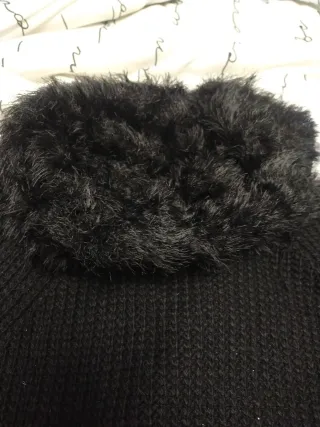 Jersey negro cuello alto peludo