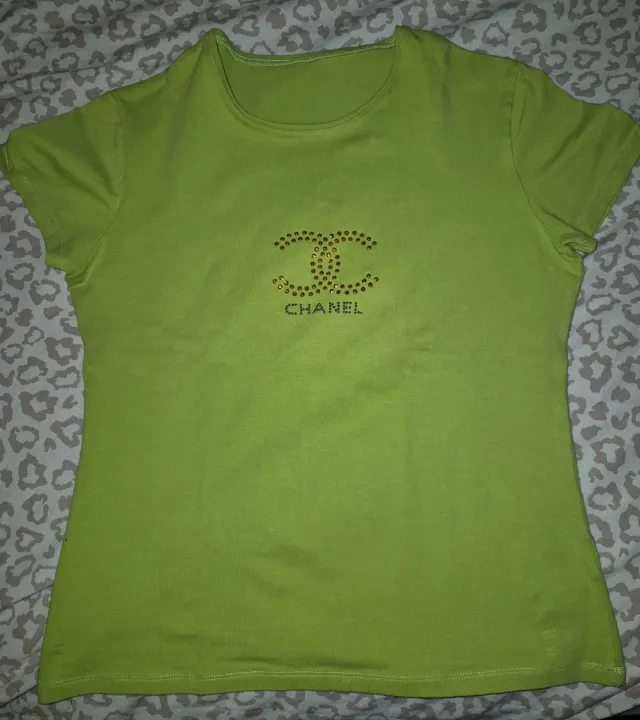 Camiseta  verde con pedrería