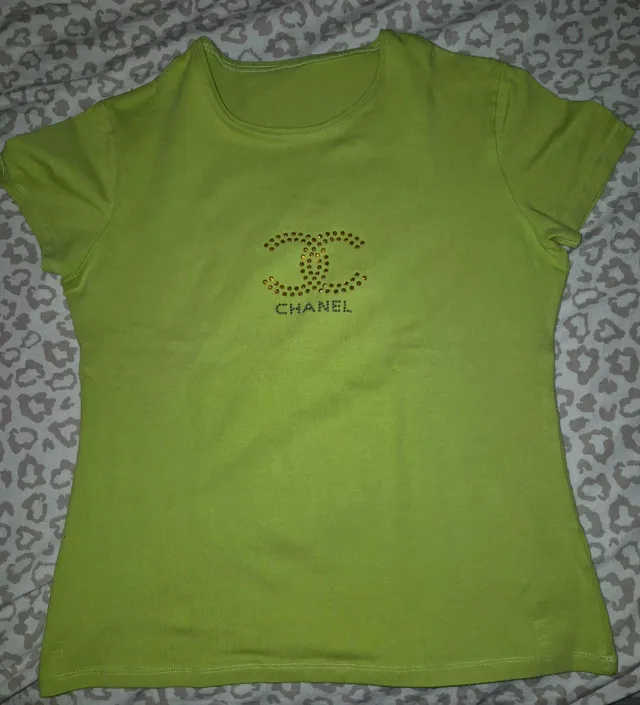 Camiseta  verde con pedrería