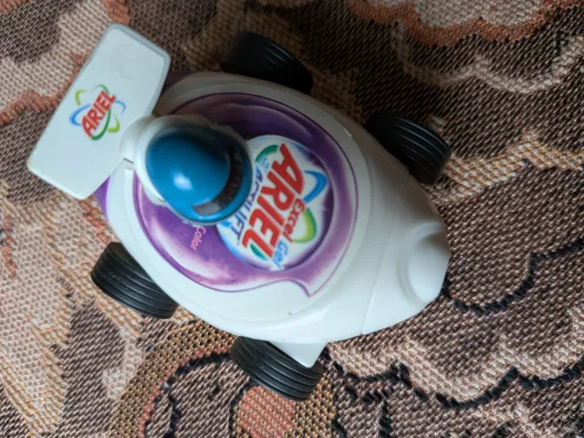 Macchinina promozionale Ariel