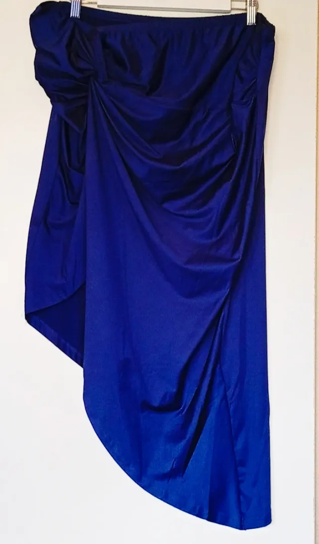 Falda azul drapeada asimétrica