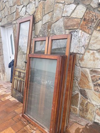 Puerta y ventanas de madera