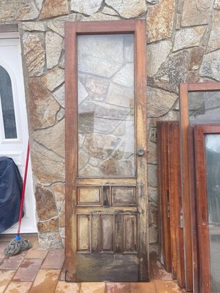Puerta y ventanas de madera