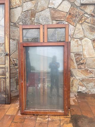 Puerta y ventanas de madera