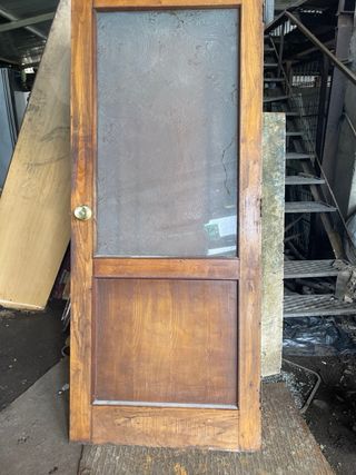 Puerta y ventanas de madera