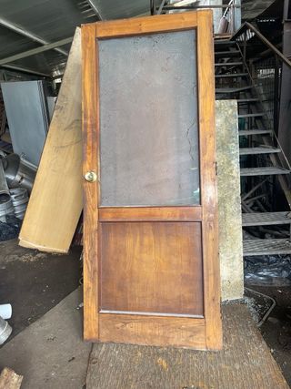 Puerta y ventanas de madera