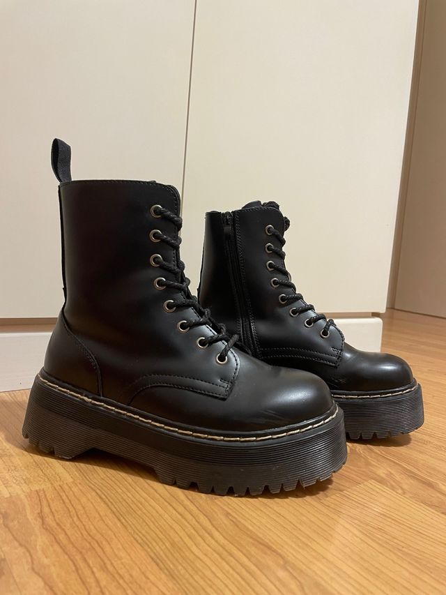 Botas negras militares con plataforma
