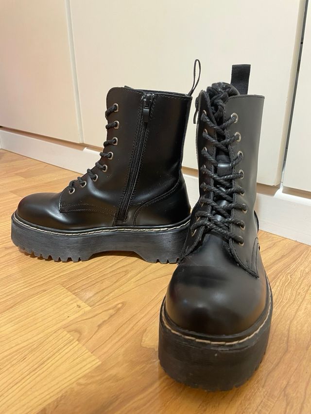 Botas negras militares con plataforma