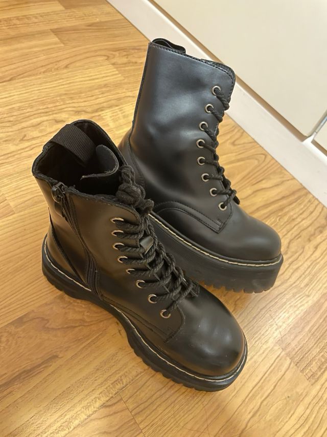 Botas negras militares con plataforma