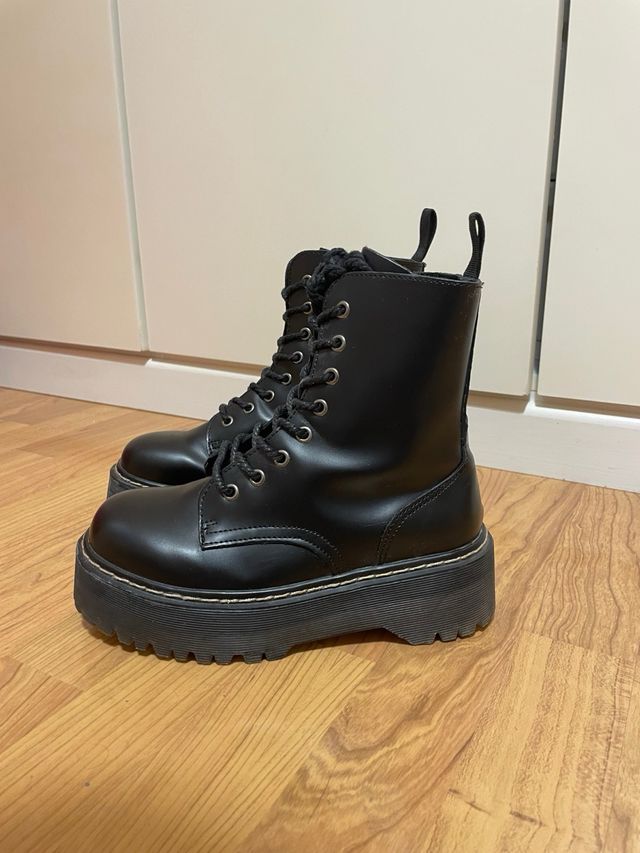 Botas negras militares con plataforma