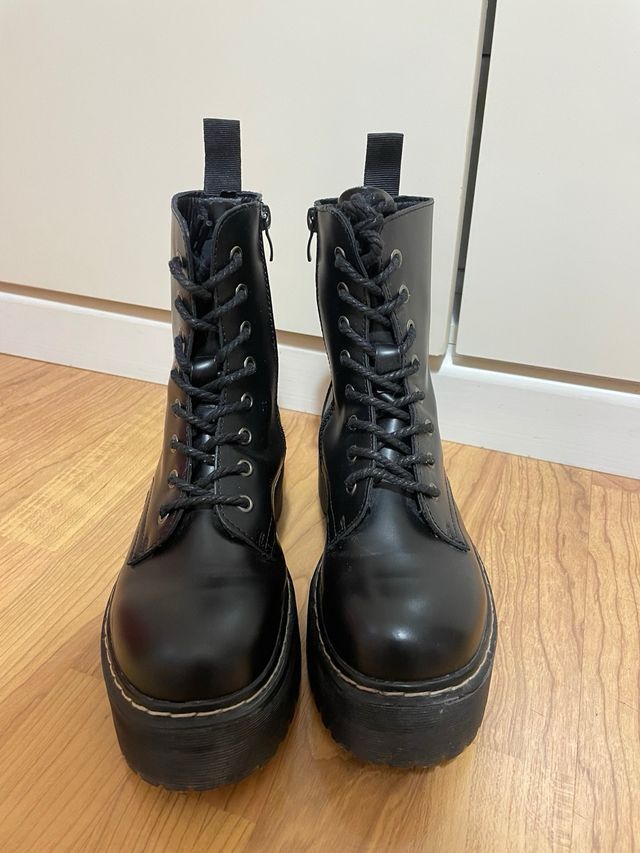 Botas negras militares con plataforma