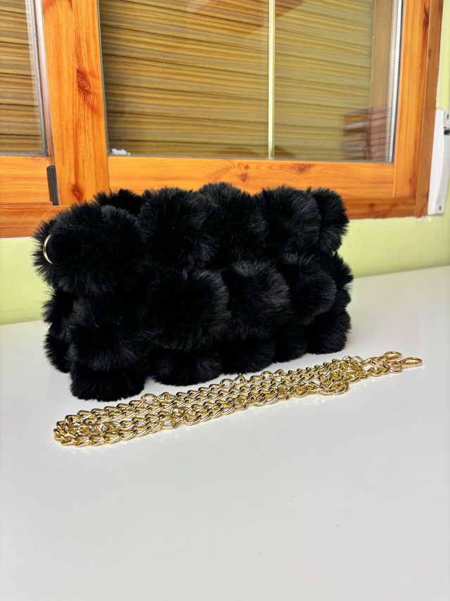 Bolso peluche negro con cadena dorada