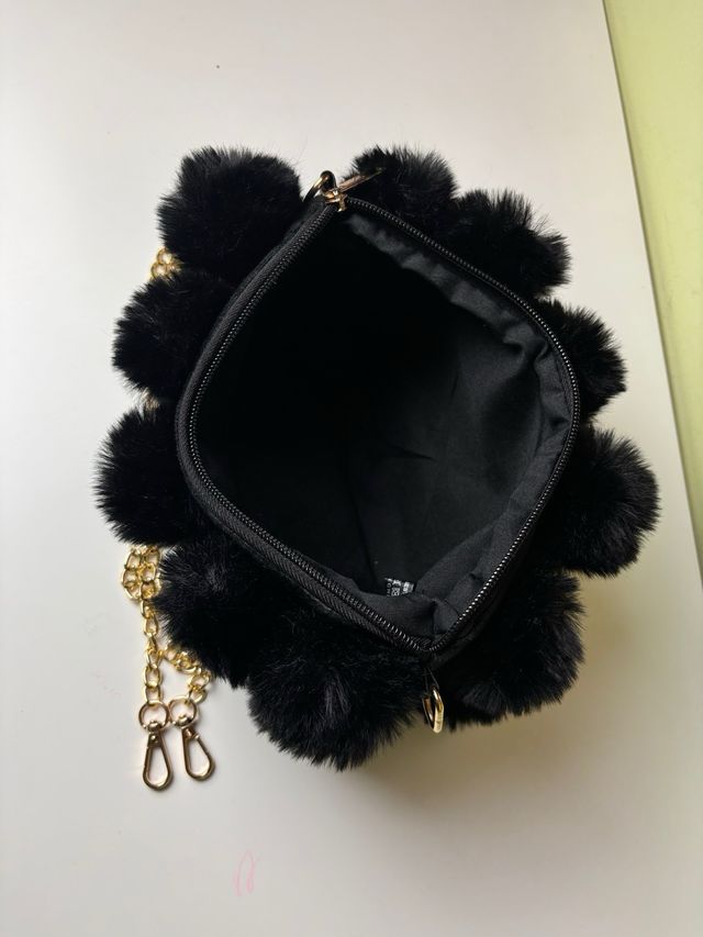 Bolso peluche negro con cadena dorada