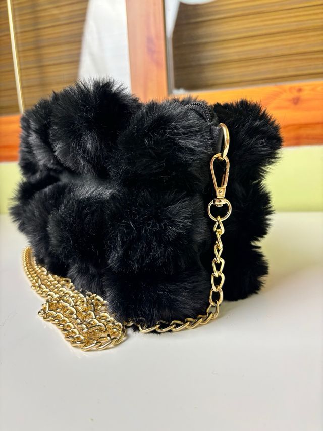 Bolso peluche negro con cadena dorada