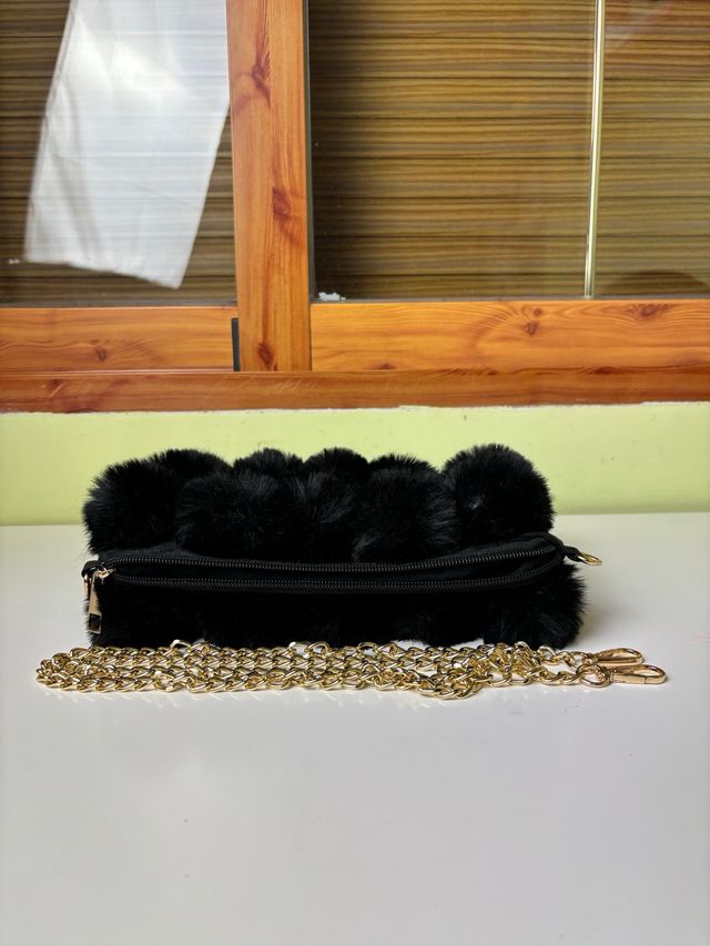 Bolso peluche negro con cadena dorada
