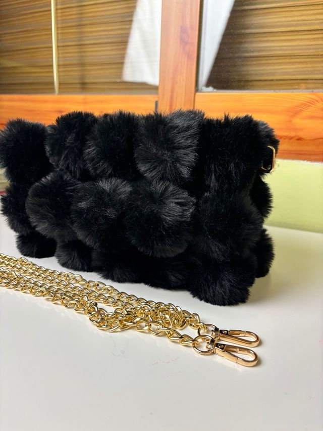 Bolso peluche negro con cadena dorada