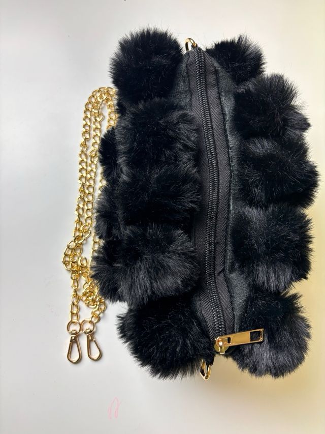 Bolso peluche negro con cadena dorada
