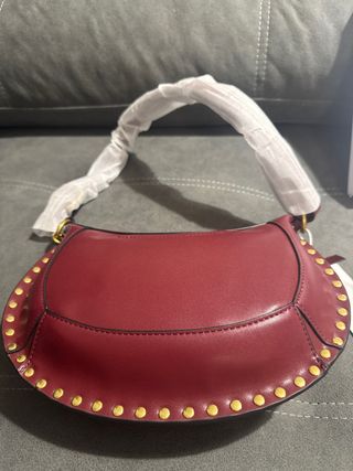 Bolso granate con tachuelas