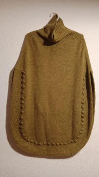 Poncho de lana color camel talla única