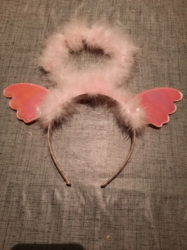 Diadema con alas de ángel y plumas