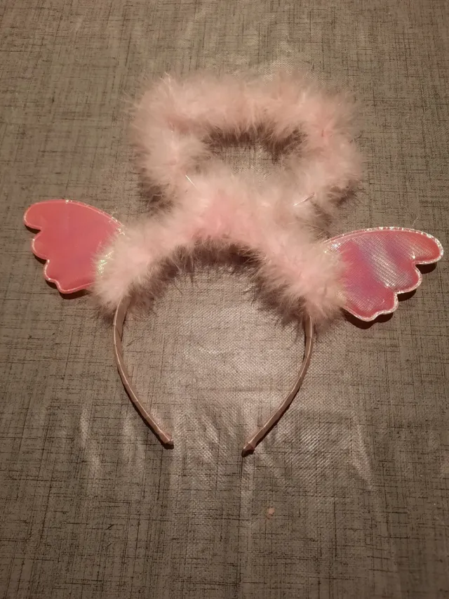 Diadema con alas de ángel y plumas