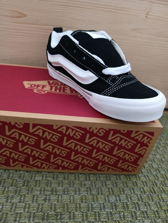 Zapatillas Vans Knu Skool Negras y Blancas