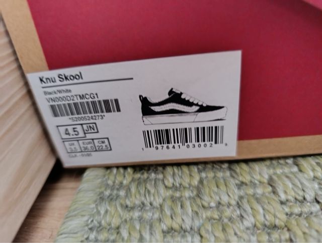 Zapatillas Vans Knu Skool Negras y Blancas