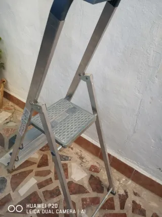 Escalera plegable de aluminio