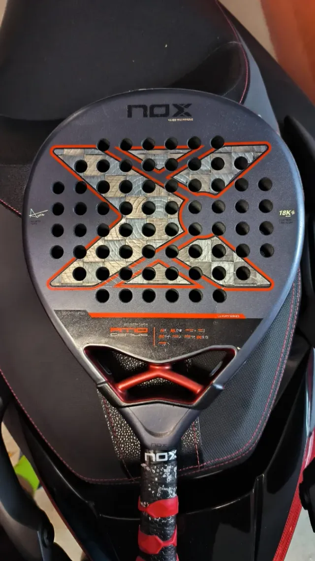 Pala de pádel NOX AT10