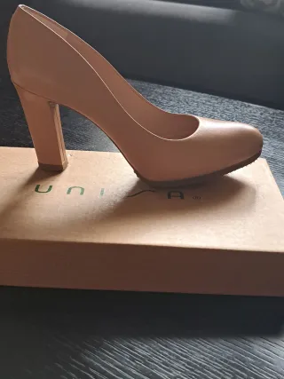 Zapatos de tacón Unisa beige mujer