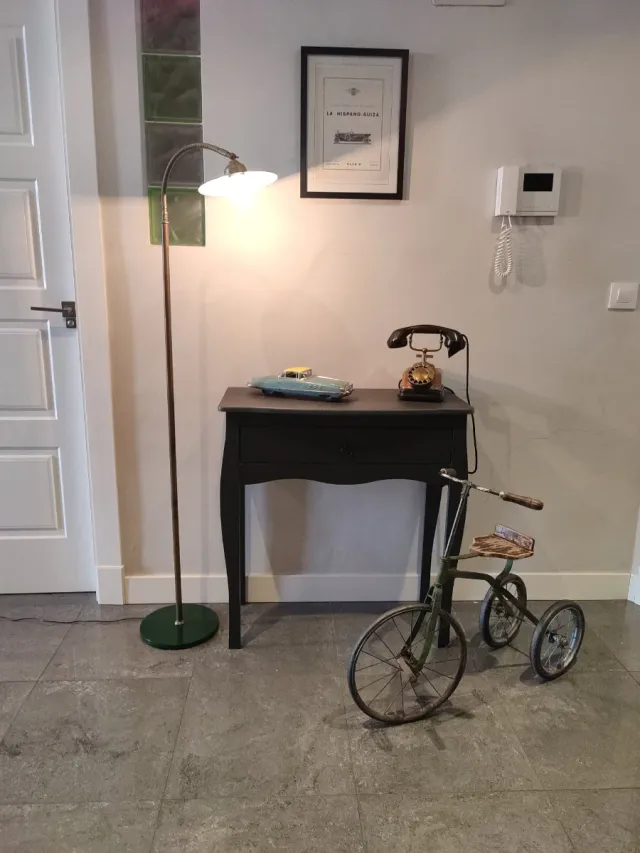 Lámpara industrial de pie antigua.