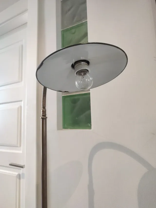 Lámpara industrial de pie antigua.