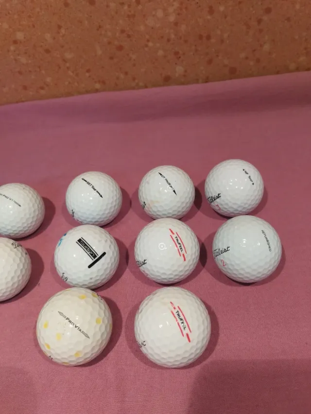 Lote 31 Pelotas Golf marcas Titleist y Taylormade