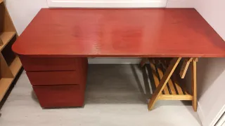 Mesa de escritorio o despacho con cajonera.