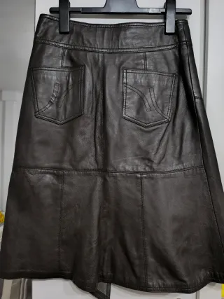 Falda de piel marrón