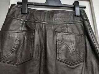 Falda de piel marrón