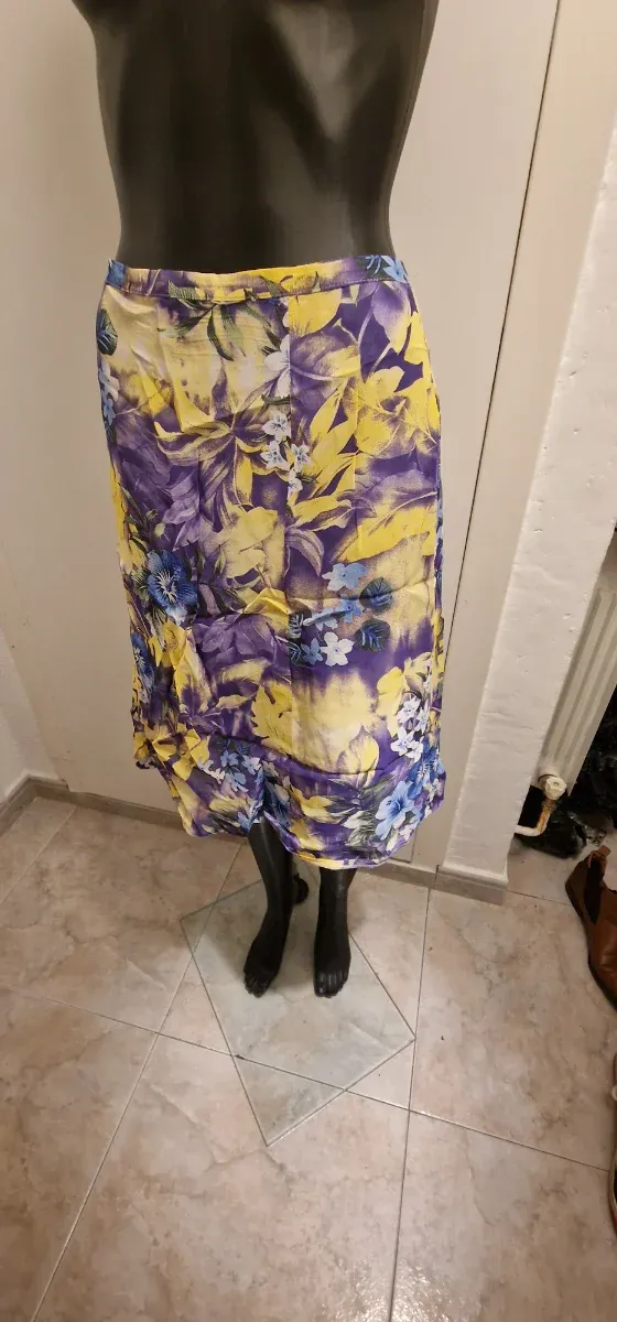 Falda floral morada y amarilla