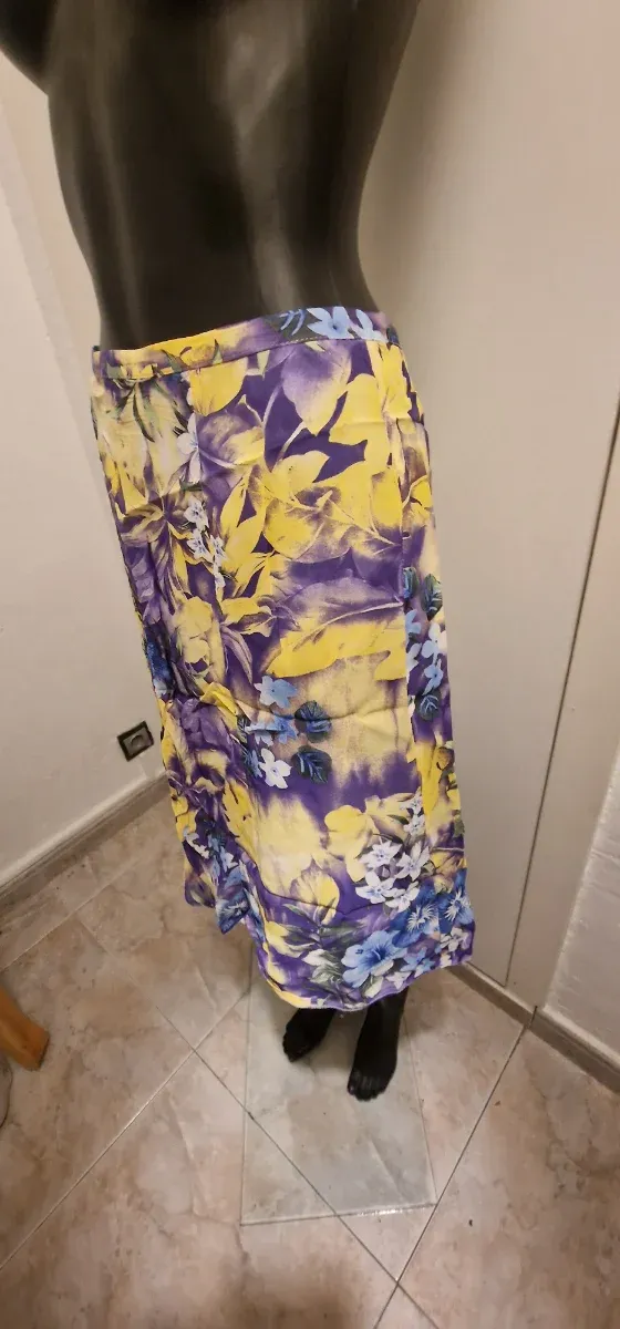 Falda floral morada y amarilla