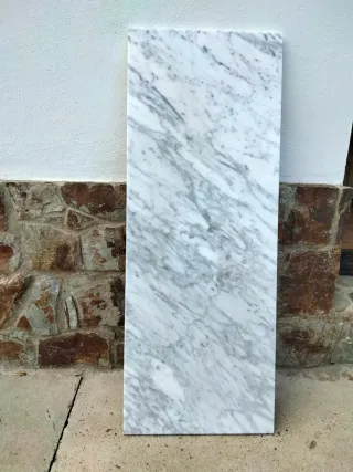 Escalón de mármol blanco y gris blanco.