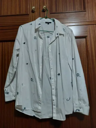 Camisa blanca con estampados en azul. Algodón