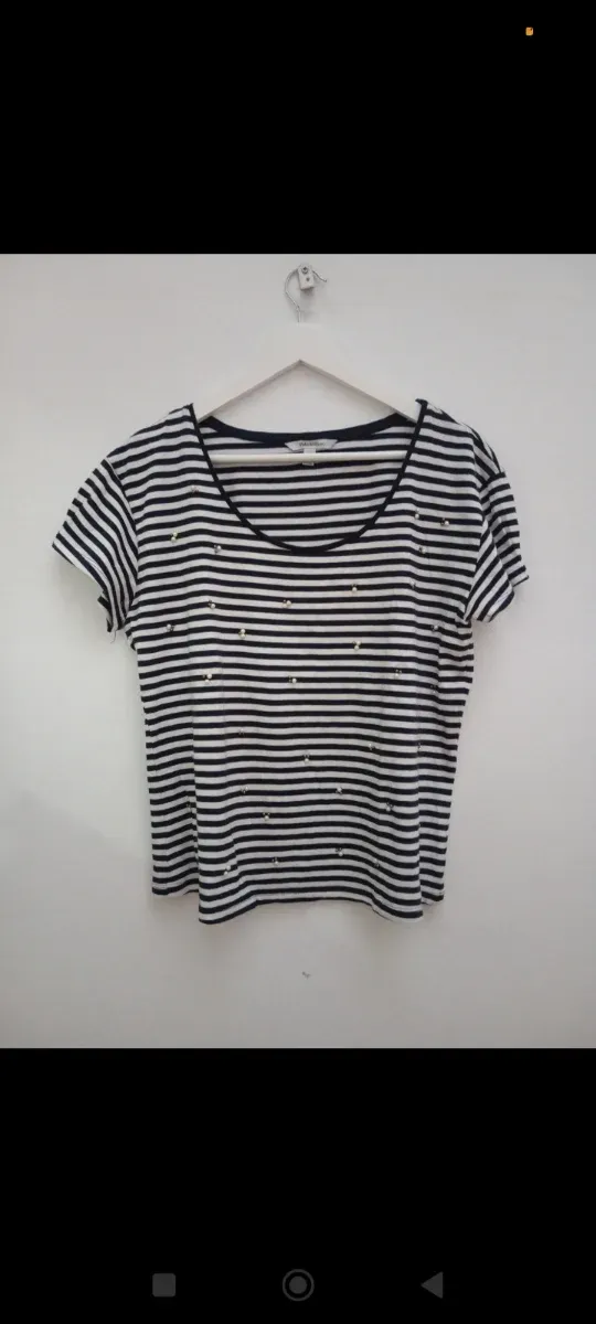 Maglietta a righe nere e bianche con dettagli