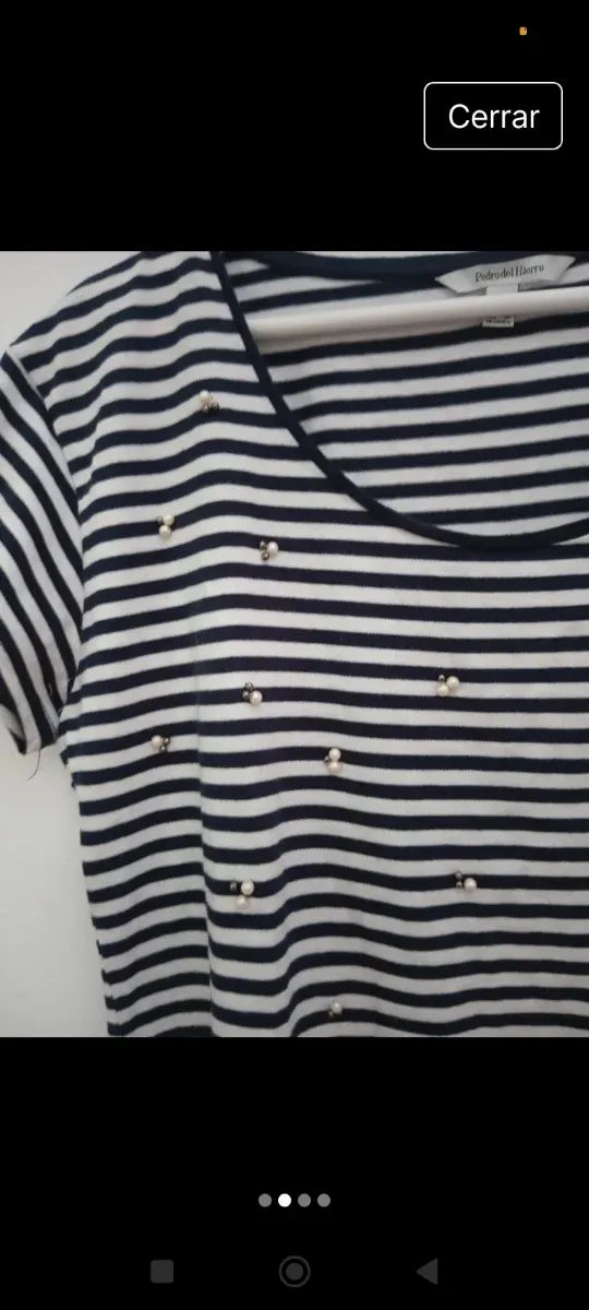 Maglietta a righe nere e bianche con dettagli